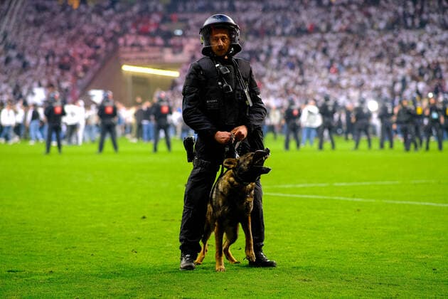 Police with dog on the field, Eintracht Frankfurt vs West Ham United, football, Europa League, semifinal, second leg, season 2021 2022, 05 05 2022, Eintracht Frankfurt vs West Ham United, football, Europa League, semifinal, second leg, season 2021 2022, 05 05 2022 Frankfurt am Main Copyright: xEibner-Pressefotox EP_EER