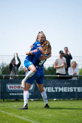 Chiara Loos SC Sand , Doerthe Hoppius SC Sand cheer for the goal to 1 0, GER, SC Sand vs FC Koeln, Flyeralarm Frauen Bundesliga, 21 Spieltag, 08 05 2022, Spielzeit 2021 2022 GER, SC Sand vs FC Koeln, Flyeralarm Frauen Bundesliga, 21 Spieltag, 08 05 2022, Spielzeit 2021 2022 Copyright: xEibner Memmlerx EP_MMR