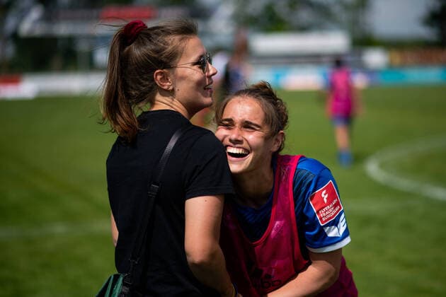 Dominique Bruinenberg SC Sand , Shai Perl SC Sand cheer over victory, GER, SC Sand vs FC Koeln, Flyeralarm Frauen Bundesliga, 21 Spieltag, 08 05 2022, Spielzeit 2021 2022 GER, SC Sand vs FC Koeln, Flyeralarm Frauen Bundesliga, 21 Spieltag, 08 05 2022, Spielzeit 2021 2022 Copyright: xEibner Memmlerx EP_MMR