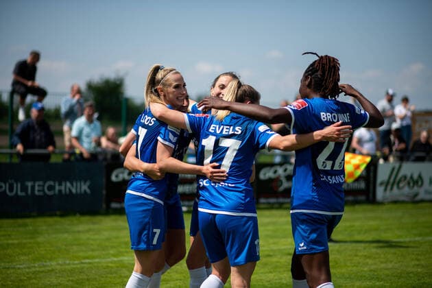 Chiara Loos SC Sand , Emily Evels SC Sand , Phoenetia Browne SC Sand cheer for the goal to 1 0, GER, SC Sand vs FC Koeln, Flyeralarm Frauen Bundesliga, 21 Spieltag, 08 05 2022, Spielzeit 2021 2022 GER, SC Sand vs FC Koeln, Flyeralarm Frauen Bundesliga, 21 Spieltag, 08 05 2022, Spielzeit 2021 2022 Copyright: xEibner Memmlerx EP_MMR