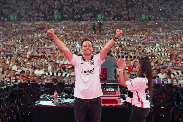 Daniel Fischer of FFH celebrates the UEFA Cup victory in front of the crowd of fans, fans at the pubic viewing, emotions from the fans who stayed at home, final Europa League 2022, Waldstadion Frankfurt, Deutsche Bank Park, emotions, public LIVE broadcast , Glasgow Rangers Eintracht Frankfurt , football, UEFA Euro League Final, season 2021 2022, final, 18 05 2021, final UEFA Cup 2022, European Cup competition for club teams, European Cup competition, European Cup 2022