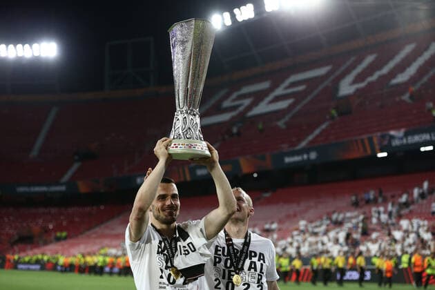 Filip Kostic (Eintracht Frankfurt) celebrates lifting the trophy during UEFA Europa League 2022 Final - Eintracht vs Rangers, football Europa League match in Seville, Spain, May 18 2022 Copyright: xFrancescoxScaccianocex xipa-agenx xx 0