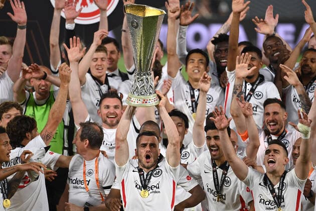 Team photo, team, team photo, Filip KOSTIC Eintracht Frankfurt with cup, cup, trophy, cheers, joy, enthusiasm, award ceremony football Europa League, final Eintracht Frankfurt Glasgow Rangers 5 4 i E on 18 05 2022 in Seville Estadio Ramon Sanchez Pizjuan