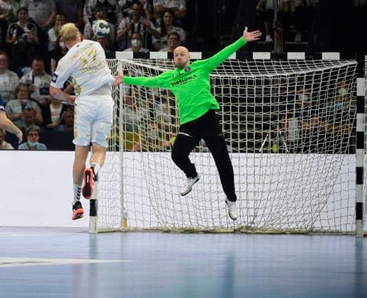Goal by Patrick Wiencek THW Kiel, 17 vs Vincent Gerard PSG, 1 , Handball, Men, THW Kiel vs Paris St Germain, Champions League, 2021 2022 season, quarterfinals, second leg, 19 05 22 Kiel Wunderino Arena Schleswig Holstein Germany