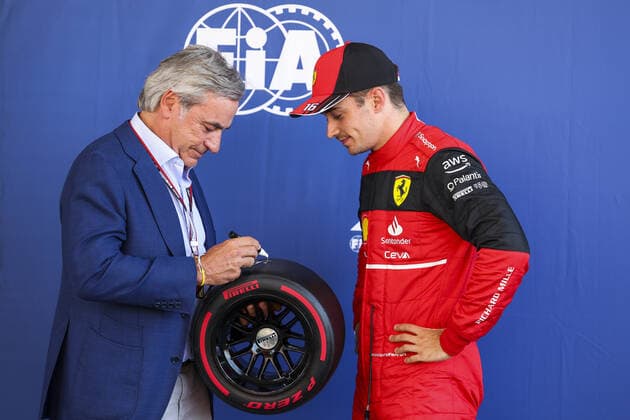 Sport Bilder des Tages SAINZ Carlos (spa), former Rally Champion, LECLERC Charles (mco), Scuderia Ferrari F1-75, portrait during the Formula 1 Pirelli Grand Premio de Espana 2022, 6th round of the 2022 FIA Formula One World Championship, WM, Weltmeisterschaft on the Circuit de Barcelona-Catalunya, from May 20 to 22, 2022 in Montmelo, Spain - F1 - SPANISH GRAND PRIX 2022 DPPI Panoramic 20220521_GOOD1265