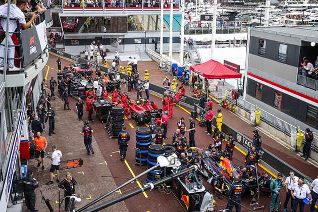 Red Flag, Illustration, 11 PEREZ Sergio (mex), Red Bull Racing RB18, 55 SAINZ Carlos (spa), Scuderia Ferrari F1-75, 01 VERSTAPPEN Max (nld), Red Bull Racing RB18, action during the Formula 1 Grand Prix de Monaco 2022, 7th round of the 2022 FIA Formula One World Championship, WM, Weltmeisterschaft on the Circuit de Monaco, from May 27 to 29, 2022 in Monte-Carlo, Monaco - F1 - MONACO GRAND PRIX 2022 - Race DPPI Panoramic DC0A1125