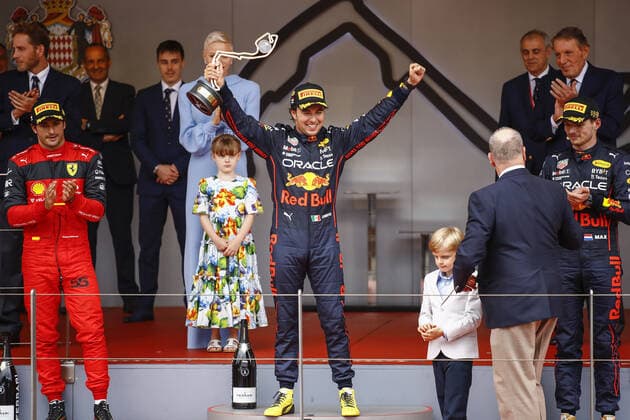 PEREZ Sergio (mex), Red Bull Racing RB18, portrait celebration podium VERSTAPPEN Max (ned), Red Bull Racing RB18, portrait SAINZ Carlos (spa), Scuderia Ferrari F1-75, portrait Albert II prince of Monaco and Charlene, Princess of Monaco during the Formula 1 Grand Prix de Monaco 2022, 7th round of the 2022 FIA Formula One World Championship, WM, Weltmeisterschaft on the Circuit de Monaco, from May 27 to 29, 2022 in Monte-Carlo, Monaco - F1 - MONACO GRAND PRIX 2022 - Race DPPI Panoramic 00122019__B3_0454