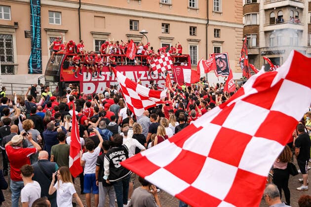 Photo Alessandro Bremec LaPresse May 31, 2022 Monza, Italy Soccer Berlusconi s Monza promoted to Serie A for first time in club history.In the pic: The AC Monza squad during the open top bus parade through the city Foto Alessandro Bremec LaPresse 31 Maggio, 2022 Monza, Italia Sport Calcio Monza in Serie A, la festa in citt& xe0; con il passaggio del pullman scoperto Nella foto: Il pullman scoperto per le vie della citt& xe0; fino a raggiungere lo stadio per la premiazione Photo Alessandro Bremec LaPresse May 31, 2022 Monza, Italy Sport Soccer Berlusconi s Monza promoted to Serie A for first time in club history. In the pic: The AC Monza squad during the open top bus parade through the city Foto Alessandro Bremec LaPresse 31 Maggio, 2022 Monza, Italia News Il pullman del Monza per le vie del centro dopo la promozione in Serie A. Nella foto: Il pullman per la FestA Promozione del Monza Photo Alessandro Bremec LaPresse May 31, 2022 Monza, Italy News The Monza bus through the streets of the center after the promotion to Serie A. In the photo: The bus for the Monza Promotion Fest Copyright: xAlessandroxBremec LaPressex