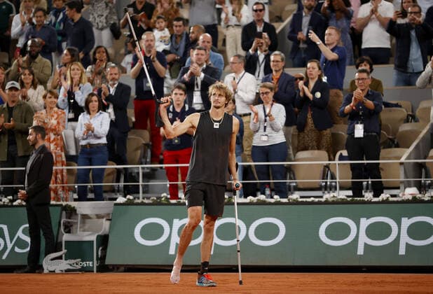 Mandatory Credit: Photo by Ella Ling Shutterstock (12959951b) Alexander Zverev of Germany, on crutches, waves goodbye to the crowd French Open Tennis, Day 13, Roland Garros, Paris, France - 03 Jun 2022 French Open Tennis, Day 13, Roland Garros, Paris, France - 03 Jun 2022 Copyright: xEllaxLing Shutterstockx 12959951b