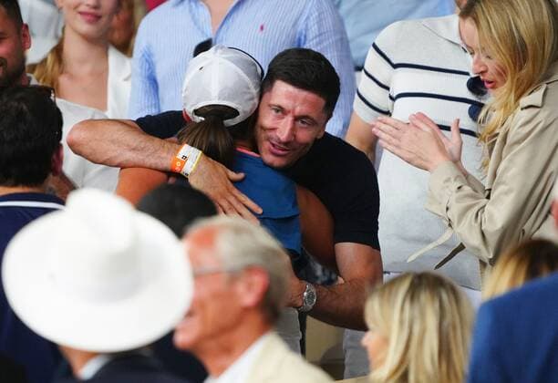 Tennis, French Open, Finale, Damen, Robert Lewandoski unter den Zuschauern Mandatory Credit: Photo by Javier Garcia Shutterstock (12960014as) Iga Swiatek celebrates with Robert Lewandowski French Open Tennis, Day 14, Roland Garros, Paris, France - 04 Jun 2022 French Open Tennis, Day 14, Roland Garros, Paris, France - 04 Jun 2022 Copyright: xJavierxGarcia Shutterstockx 12960014as