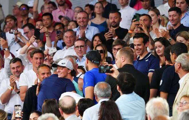 Tennis, French Open, Finale, Damen, Robert Lewandoski unter den Zuschauern Mandatory Credit: Photo by Javier Garcia Shutterstock (12960014bd) Iga Swiatek celebrates with her team as Robert Lewandowski looks on, top right French Open Tennis, Day 14, Roland Garros, Paris, France - 04 Jun 2022 French Open Tennis, Day 14, Roland Garros, Paris, France - 04 Jun 2022 Copyright: xJavierxGarcia Shutterstockx 12960014bd