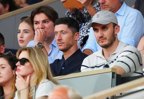 Tennis, French Open, Finale, Damen, Robert Lewandoski unter den Zuschauern Mandatory Credit: Photo by Javier Garcia Shutterstock (12960014bi) Robert Lewandowski watches his compatriot Iga Swiatek in the final French Open Tennis, Day 14, Roland Garros, Paris, France - 04 Jun 2022 French Open Tennis, Day 14, Roland Garros, Paris, France - 04 Jun 2022 Copyright: xJavierxGarcia Shutterstockx 12960014bi