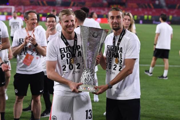 Soccer Europa League Final Eintracht Frankfurt Glasgow Rangers on 18 05 2022 at Estadio Ramon Sanchez Pizjuan in Seville Martin Hinteregger Frankfurt , left Stefan Ilsanker Frankfurt , right with trophy cup xHDx
