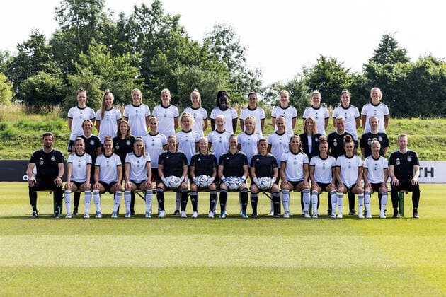 Womens National Team Media Day 16 06 2022 Team photo Back row from left Marina Hegering, Sophia Kleinherne, Sydney Lohmann, Laura Freigang, Giulia Gwinn, Nicole Anyomi, Sara Doorsoun, Sjoeke Nuesken, Tabea Wassmuth, Chantal Hagel, Maximiliane Rall Middle row from left Martina Voss Tecklenburg national coach , Britta Carlson assistant coach , Sara Daebritz, Lena Lattwein, Lea Schueller, Kathrin Hendrich, Klara Buehl, Maika Fischer Team Manager , Thomas Noerenberg Assistant Coach , Patrik Grolimund Assistant Coach Front row from left Michael Fuchs Goalkeeper Coach , Felicitas Rauch, Jule Brand, Ann Katrin Berger, Merle Frohms, Almuth Schult, Martina Tufekovic, Lena Oberdorf, Linda Dallmann, Lina Magull, Svenja Huth, Jan Ingwer Callsen Bracker Neurocentered Training Womens National Team Media Day, Herzogenaurach, Adi Dassler Stadion Copyright: xBEAUTIFULxSPORTS Wunderlx