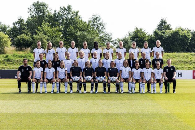 Womens National Team Media Day 16 06 2022 Team photo Back row from left Marina Hegering, Sophia Kleinherne, Sydney Lohmann, Laura Freigang, Giulia Gwinn, Nicole Anyomi, Sara Doorsoun, Sjoeke Nuesken, Tabea Wassmuth, Chantal Hagel, Maximiliane Rall Middle row from left Martina Voss Tecklenburg national coach , Britta Carlson assistant coach , Sara Daebritz, Lena Lattwein, Lea Schueller, Kathrin Hendrich, Klara Buehl, Maika Fischer Team Manager , Thomas Noerenberg Assistant Coach , Patrik Grolimund Assistant Coach Front row from left Michael Fuchs Goalkeeper Coach , Felicitas Rauch, Jule Brand, Ann Katrin Berger, Merle Frohms, Almuth Schult, Martina Tufekovic, Lena Oberdorf, Linda Dallmann, Lina Magull, Svenja Huth, Jan Ingwer Callsen Bracker Neurocentered Training Womens National Team Media Day, Herzogenaurach, Adi Dassler Stadion Copyright: xBEAUTIFULxSPORTS Wunderlx