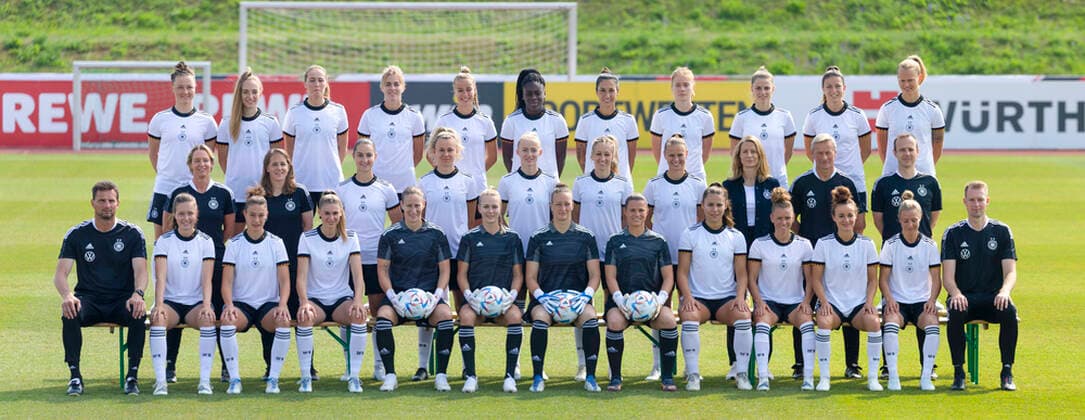 DFB team photo womens national team 16 06 2022 in the Adi Dassler Stadium at adidas in Herzogenaurach DFB selection for the European Championship 2022 Top Hegering, Kleinherne, Lohmann, Freigang, Gwinn, Anyomi, Doorsoun, Nüsken, Waßmuth, Hagel, Racc Center Martina Voss Tecklenburg, Carlson, Däbritz, Lattwein, Schüller, Hendrich, Bühl, MFI, Nöre, Grolimund Bottom Fuchs, Feldkamp, Rauch, Drand, Berger, Frohms, Schult, Tufekovic, Oberndorf, Dallmann, Magull, Huth, Callsen Bracker Herzogenaurach Bavaria Germany