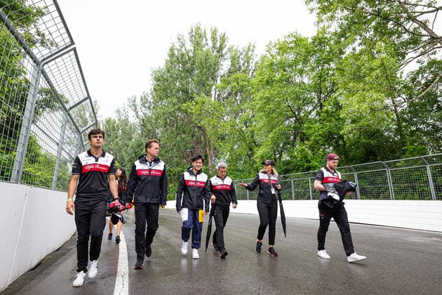 ZHOU Guanyu (chi), Alfa Romeo F1 Team ORLEN C42, BUSCOMBE Ruth, Strategy Engineer of Alfa Romeo F1 Team ORLEN, trackwalk during the Formula 1 AWS Grand Prix du Canada 2022, 9th round of the 2022 FIA Formula One World Championship, WM, Weltmeisterschaft on the Circuit Gilles Villeneuve, from June 17 to 19, 2022 in Montreal, Canada - F1 - CANADIAN GRAND PRIX 2022 DPPI Panoramic 20220616_GOOD8887
