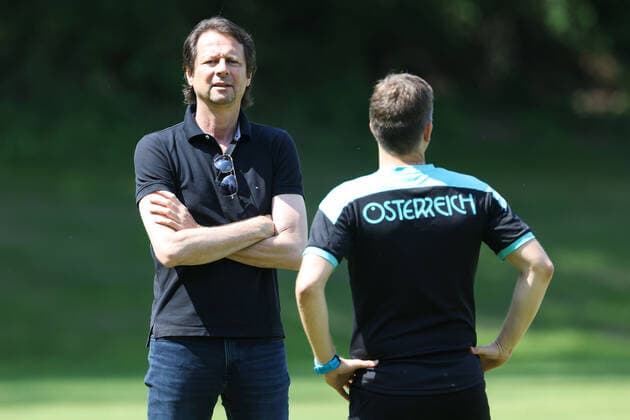 SOCCER - UEFA U19 EURO, GBR vs AUT, preview, training VÖSENDORF,AUSTRIA,17.JUN.22 - SOCCER - UEFA Under-19 European Championship, EM, Europameisterschaft OEFB international match, Länderspiel, Nationalmannschaft group stage, England vs Austria, preview, training. Image shows sporting director Peter Schoettel (OEFB) and athletic coach Christoph Gonaus (AUT). GEPAxpictures xArminxRauthner