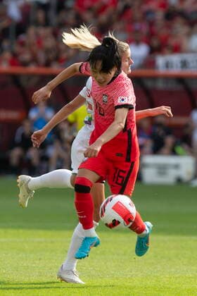 Fußball, Frauen Länderspiel, Kanada - Südkorea June 26, 2022, TORONTO, ON, CAN: Republic of Korea s Selgii Jang battles for the ball Canada s Cloe Lacasse during second half International Friendly, Länderspiel, Nationalmannschaft women s soccer action Toronto, on Sunday June 26, 2022. Selgii Jang; Cloe Lacasse - ZUMAc35_ 20220626_zaf_c35_116 Copyright: xChrisxYoungx