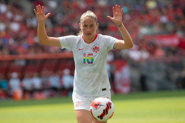 Fußball, Frauen Länderspiel, Kanada - Südkorea June 26, 2022, TORONTO, ON, CAN: Canada s Janine Beckie gestures to team mates during first half International Friendly, Länderspiel, Nationalmannschaft women s soccer action against the Republic of Korea, Toronto, on Sunday June 26, 2022. Janine Beckie - ZUMAc35_ 20220626_zaf_c35_117 Copyright: xChrisxYoungx