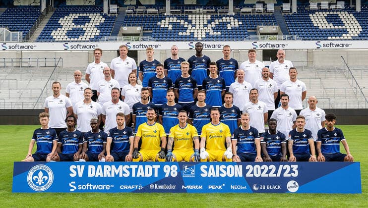 29 06 2022, xfux, football 2 Bundesliga, SV Darmstadt 98 photo appointment porträttermin 2022 23 xptt, emonline, emspor, v l hi row v li team doctor Dr Ingo Schwinnen, team doctor Dr Philip Jessen, Clemens Riedel, Thomas Mattias Poppler Isherwood, Patric Pfeiffer, Phillip Tietz, Coach Jonas Nietzel, Coach Michael Richter, 3 row from left Team doctor Dr Alexander Lesch, Physiotherapist Dirk Schmitt, Physiotherapist Katrin Herbig, Emir Karic, Magnus Warming, Mathias Honsak, Physiotherapist Sebastian Pommer, Coach Matthias Neumann, Team manager Michael Stegmayer, 2nd row from left Athletic Trainer Christopher Busse, Rehab Trainer Florian Bauer, Goalkeeper Trainer Dimo Wache, Klaus Gjasula, Jannik Mueller Müller, Tobias Kempe, Fabian Schnellhardt, Co Trainer Kai Peter Schmitz, Co Trainer Ovid Hajou, Trainer Torsten Lieberknecht, Front row from left Philipp Sonn, John Peter Sesay, Frank Ronstadt, Matthias Bader, Steve Kroll, Marcel Schuhen, Alexander Brunst, Fabian Holland, Braydon Manu, Marvin Mehlem, Andrà Andre Leipold DFL DFB REGULATES PROHIBIT ANY USE OF PHOTOGRAPHS as IMAGE SEQUENCES and or QUASI VIDEO Darmstadt