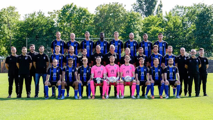 SV Waldhof Mannheim 3 Liga, Porträttermin 2022 2023, Team photo, Back f li Pascal Sohm, Marcel Seegert, Gerrit Gohlke, Johannes Dörfler, Alexander Rossipal, Marco Höger, Baris Ekincier, Stefano Russo, Middle from left Cedric Schmidt Physiotherapist , Yannick Heck Team Manager , Konstantinos Cafaltzis Team Doctor , Tim Schork Managing Director Sports , Fridolin Wagner, Marc Schnatterer, Theodoros Dedes Co Trainer Game Analysis , Dirk Stelly Athletic Trainer , Christian Neidhart Coach , Asif Saric Co Coach , Dennis Tiano Goalkeeper Coach , Adrian Malachowski, Dominik Martinovic, Fred Haas Team Supervisor , Tahir Yazgan Team Supervisor , Tim Beidinger Team Supervisor , Front from left Adrien Lebeau, Niklas Wilson Sommer Willy Sommer , Dominik Kother, Lucien Hawryluk goalkeeper , Jan Christoph Bartels goalkeeper , Morten Behrens goalkeeper , Julian Riedel, Bentley Baxter track, Berkan Taz, team photo, team photo, team, group photo xozx