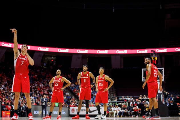Basketball, WM Quali, Kanada - Dominikanische Republik July 1, 2022, Hamilton, ON, CANADA: Canada s Dwight Powell (7) takes a free throw as teammates look on during second half FIBA international men s World Cup basketball qualifying action against Dominican Republic, in Hamilton, Ont., Friday, July 1, 2022. Canada News - July 1, 2022 - ZUMAc35_ 20220701_zaf_c35_290 Copyright: xColexBurstonx