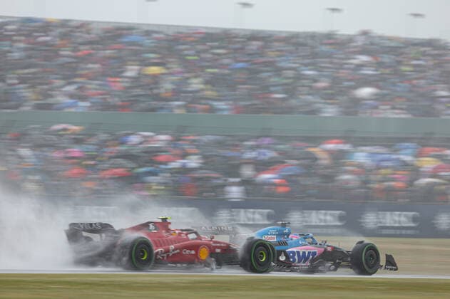16 LECLERC Charles (mco), Scuderia Ferrari F1-75, action 14 ALONSO Fernando (spa), Alpine F1 Team A522, action during the Formula 1 Lenovo British Grand Prix 2022, 10th round of the 2022 FIA Formula One World Championship, WM, Weltmeisterschaft on the Silverstone Circuit, from July 1 to 3, 2022 in Silverstone, United Kingdom - F1 - BRITISH GRAND PRIX 2022 DPPI Panoramic GOOD9413