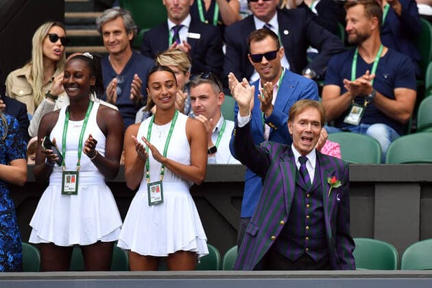 Tennis, Wimbledon, Tag 7, Cliff Richard Auftritt auf der Tribüne Mandatory Credit: Photo by James Veysey Shutterstock (13012856k) Cliff Richard performing on Centre Court Wimbledon Tennis Championships, Day 7, The All England Lawn Tennis and Croquet Club, London, UK - 03 Jul 2022 Wimbledon Tennis Championships, Day 7, The All England Lawn Tennis and Croquet Club, London, UK - 03 Jul 2022 Copyright: xJamesxVeysey Shutterstockx 13012856k