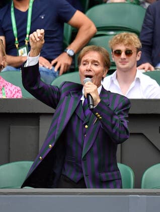 Tennis, Wimbledon, Tag 7, Cliff Richard Auftritt auf der Tribüne Mandatory Credit: Photo by James Veysey Shutterstock (13012856g) Cliff Richard performing on Centre Court Wimbledon Tennis Championships, Day 7, The All England Lawn Tennis and Croquet Club, London, UK - 03 Jul 2022 Wimbledon Tennis Championships, Day 7, The All England Lawn Tennis and Croquet Club, London, UK - 03 Jul 2022 Copyright: xJamesxVeysey Shutterstockx 13012856g