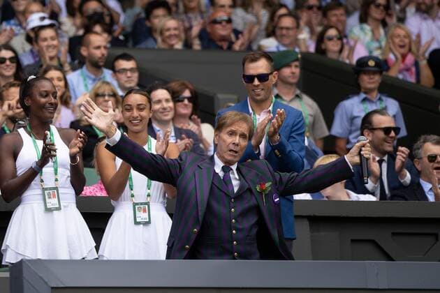 Tennis, Wimbledon, Tag 7, Cliff Richard Auftritt auf der Tribüne Mandatory Credit: Photo by Ella Ling Shutterstock (13012853o) Sir Cliff Richard sings on Centre Court as part of the centenary celebrations Wimbledon Tennis Championships, Day 7, The All England Lawn Tennis and Croquet Club, London, UK - 03 Jul 2022 Wimbledon Tennis Championships, Day 7, The All England Lawn Tennis and Croquet Club, London, UK - 03 Jul 2022 Copyright: xEllaxLing Shutterstockx 13012853o
