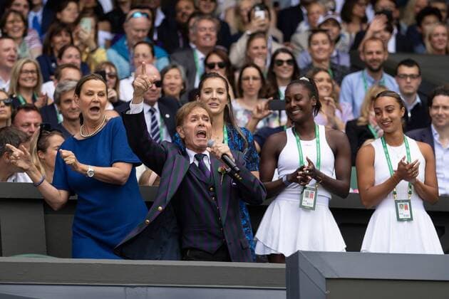 Tennis, Wimbledon, Tag 7, Cliff Richard Auftritt auf der Tribüne Mandatory Credit: Photo by Ella Ling Shutterstock (13012853k) Sir Cliff Richard sings on Centre Court as part of the centenary celebrations Wimbledon Tennis Championships, Day 7, The All England Lawn Tennis and Croquet Club, London, UK - 03 Jul 2022 Wimbledon Tennis Championships, Day 7, The All England Lawn Tennis and Croquet Club, London, UK - 03 Jul 2022 Copyright: xEllaxLing Shutterstockx 13012853k