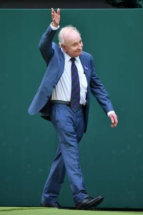 Tennis, Wimbledon, Feier zum 100-Jahr-Jubiläum des Centre Courts Mandatory Credit: Photo by James Veysey Shutterstock (13012856bg) Rod Laver Wimbledon Tennis Championships, Day 7, The All England Lawn Tennis and Croquet Club, London, UK - 03 Jul 2022 Wimbledon Tennis Championships, Day 7, The All England Lawn Tennis and Croquet Club, London, UK - 03 Jul 2022 Copyright: xJamesxVeysey Shutterstockx 13012856bg