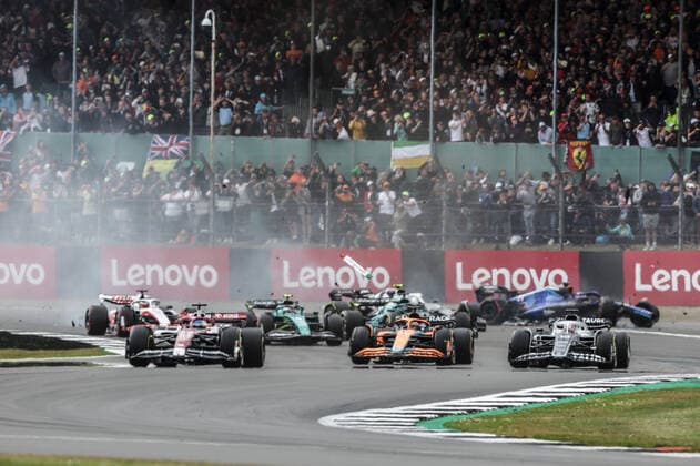 Start race 77 BOTTAS Valtteri (fin), Alfa Romeo F1 Team ORLEN C42, action 10 GASLY Pierre (fra), Scuderia AlphaTauri AT03, action 03 RICCIARDO Daniel (aus), McLaren F1 Team MCL36, action crash, accident, during the Formula 1 Lenovo British Grand Prix 2022, 10th round of the 2022 FIA Formula One World Championship, WM, Weltmeisterschaft on the Silverstone Circuit, from July 1 to 3, 2022 in Silverstone, United Kingdom - F1 - BRITISH GRAND PRIX 2022 - RACE DPPI Panoramic GOOD0524