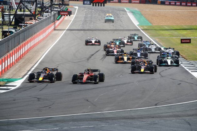 2nd start race 01 VERSTAPPEN Max (nld), Red Bull Racing RB18, action 55 SAINZ Carlos (spa), Scuderia Ferrari F1-75, action during the Formula 1 Lenovo British Grand Prix 2022, 10th round of the 2022 FIA Formula One World Championship, WM, Weltmeisterschaft on the Silverstone Circuit, from July 1 to 3, 2022 in Silverstone, United Kingdom - F1 - BRITISH GRAND PRIX 2022 - RACE DPPI Panoramic _B3_9177