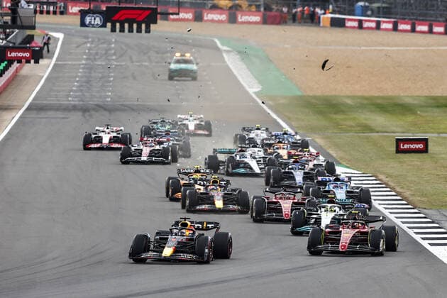24 ZHOU Guanyu (chi), Alfa Romeo F1 Team ORLEN C42, action 63 RUSSELL George (gbr), Mercedes AMG F1 Team W13, action 23 ALBON Alexander (tha), Williams Racing FW44, action start of the race, depart, crash, accident, during the Formula 1 Lenovo British Grand Prix 2022, 10th round of the 2022 FIA Formula One World Championship, WM, Weltmeisterschaft on the Silverstone Circuit, from July 1 to 3, 2022 in Silverstone, United Kingdom - F1 - BRITISH GRAND PRIX 2022 - RACE DPPI Panoramic 00122025__R5_7375