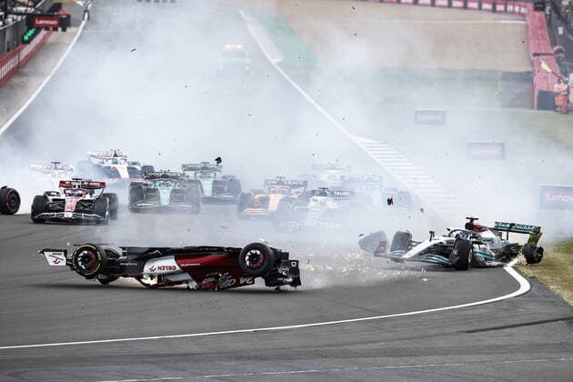 24 ZHOU Guanyu (chi), Alfa Romeo F1 Team ORLEN C42, action 63 RUSSELL George (gbr), Mercedes AMG F1 Team W13, action start of the race, depart, crash, accident, during the Formula 1 Lenovo British Grand Prix 2022, 10th round of the 2022 FIA Formula One World Championship, WM, Weltmeisterschaft on the Silverstone Circuit, from July 1 to 3, 2022 in Silverstone, United Kingdom - F1 - BRITISH GRAND PRIX 2022 - RACE DPPI Panoramic 00122025__R5_7419