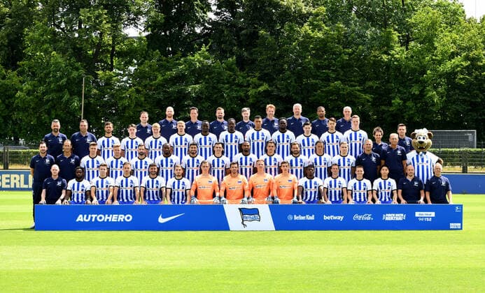 Hertha BSC 1 Bundesliga, portrait date 2022 2023, team photo, fourth row from left match analyst Philipp Pelka Hertha BSC , head of match analysis Gabor Ruhr Hertha BSC , athletic trainer Henrik Kuchno Hertha BSC , athletic trainer Markus Hödl Hertha BSC , athletic trainer Hendrik Vieth Hertha BSC , osteopath Thomas Sennewald Hertha BSC , physiotherapist Henrik Lange Hertha BSC , physiotherapist Frederick Syna Hertha BSC , Zeugwart Hendrik Herzog Hertha BSC third row from left Offensive coach Vedad Ibisevic Hertha BSC , goalkeeper coach Andreas Menger Hertha BSC , Mesut Kesik Hertha BSC , Lukas Ullrich Hertha BSC , Julian Eitschberger Hertha BSC , Marton Dardai Hertha BSC , Dodi Lukebakio Hertha BSC , Dedryck Boyata Hertha BSC , Davie Selke Hertha BSC , Jordan Torunarigha Hertha BSC , Jurgen Ekkelenkamp Hertha BSC , Linus Gechter Hertha BSC , Luca Wollschläger Hertha BSC , physiotherapist Anne Kaube Hertha BSC , Team Manager Maximilian Fürst Hertha BSC second row from l Coach Sandro Schwarz Hertha BSC , Co Coach Tamas Bodog Hertha BSC , Krzystof Piatek Hertha BSC , Maximilian Mittelstädt Hertha BSC , Marvin Plattenhardt Hertha BSC , Myziane Maolida Hertha BSC , Suat Serdar Hertha BSC , Filip Uremovic Hertha BSC , Kevin Prince Boateng Hertha BSC , Marc Oliver Kempf Hertha BSC , Lucas Tousart Hertha BSC , Derry Scherhant Hertha BSC , Marten Winkler Hertha BSC , team manager Thomas Westphal Hertha BSC , Team doctor Dr Ulrich Schleicher Hertha BSC , Mascot Herthinho Bottom row f l Assistant coach analysis Daniel Fischer Her Copyright: xSebastianxRäppoldx xMatthiasxKox