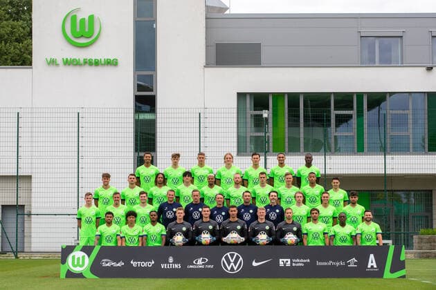 VfL Wolfsburg photo appointment VfL Wolfsburg 06 07 2022, 1 BL, Porträttermin 2022 23, team photo, 1 row from top v li Felix Nmecha, Bartosz Bialek, Micky van de Ven, Sebastiaan Bornauw, Jonas Wind, Maxence Lacroix, Josuha Guilavogui 2 row v o v li Luca Waldschmidt, Maximilian Philipp, Kevin Mbabu, Anselmo Garcia MacNulty, Lukas Nmecha, Maximilian Arnold, Bartol Franjic, Yannick Gerhardt, Aster Vranckx, Josip Brekalo 3 row v o v li Jakub Kaminski, Max Kruse, Elvis Rexhbecaj, Pascal Formann Goalkeeper Coach , Aaron Briggs Co Coach and Analyst , Niko Kovac Head Coach , Robert Kovac Co Coach , Walter Gfrerer Head Athletic Trainer , Patrick Wimmer, Kilian Fischer, Fabio Di Michele Sanchez 4 row v o v li Paulo Otavio, Kevin Paredes, Ridle Baku, goalkeeper Philipp Schulze, goalkeeper Pavao Pervan, goalkeeper Koen Casteels, goalkeeper Lino Kasten, goalkeeper Niklas Klinger, Omar Marmoush, Jerome Roussillon, Renato Steffen Missing Marin Pongracic Wolfsburg