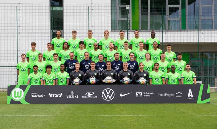 VfL Wolfsburg photo appointment VfL Wolfsburg 06 07 2022, 1 BL, Porträttermin 2022 23, team photo, 1 row from top v li Felix Nmecha, Bartosz Bialek, Micky van de Ven, Sebastiaan Bornauw, Jonas Wind, Maxence Lacroix, Josuha Guilavogui 2 row v o v li Luca Waldschmidt, Maximilian Philipp, Kevin Mbabu, Anselmo Garcia MacNulty, Lukas Nmecha, Maximilian Arnold, Bartol Franjic, Yannick Gerhardt, Aster Vranckx, Josip Brekalo 3 row v o v li Jakub Kaminski, Max Kruse, Elvis Rexhbecaj, Pascal Formann Goalkeeper Coach , Aaron Briggs Co Coach and Analyst , Niko Kovac Head Coach , Robert Kovac Co Coach , Walter Gfrerer Head Athletic Trainer , Patrick Wimmer, Kilian Fischer, Fabio Di Michele Sanchez 4 row v o v li Paulo Otavio, Kevin Paredes, Ridle Baku, goalkeeper Philipp Schulze, goalkeeper Pavao Pervan, goalkeeper Koen Casteels, goalkeeper Lino Kasten, goalkeeper Niklas Klinger, Omar Marmoush, Jerome Roussillon, Renato Steffen Missing Marin Pongracic Wolfsburg