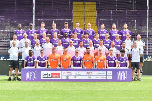 Soccer 3 Liga Porträttermin 2022 2023 VfL Osnabrück on 07 07 2022 at the Bremer Brücke in Osnabrück team photo 4 row f l n r Omar Haktab Traore, Maxwell Gyamfi, Benas Satkus, Lukas Kunze, Emeka Oduah, Felix Higl, Maurice Trapp, Jannes Wulff, Marc Heider, Timo Beermann 3 row v l n r Amir Shapourzadeh Sports Director , Julius Ohnesorge Head of Licensing , Jannik Zahmel, Sören Soeren Bertram, Leandro Putaro, Paterson Chato, Oliver Wähling Waehling, Yigit Karademir, Sven Koehler Koehler, Robert Tesche, Manuel Haas, Rene Flägel Flaegel Team Manager , Mario Richter Zeugwart 2 row v l n r Dr Clemens Kruse team doctor , Dr Tom Herzig team doctor , Jonas Imkamp game analyst , Marcel Höttecke goalkeeper coach , Tim Danneberg Co Trainer , Daniel Scherning head coach , Danilo de Souza Co Trainer , Mathis Beckmann athletics coach , Tim Schütte Schuette rehab coach , Sebastian Schwermann Physiotherapist , Lennart Bartling Physiotherapist , Jannik Weber Physiotherapist 1 row f l n r Ba Muaka Simakala, Florian Kleinhansl, Luca Böggemann Boeggemann, Daniel Adamczyk, Erik Engelhardt, Philipp Kühn Kuehn, Laurenz Beckemeyer, Henry Rorig, Kevin Wiethaup Missing Davide Itter MT