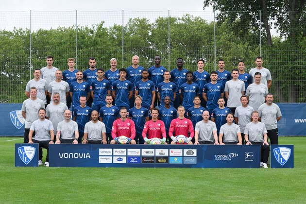 VfL Bochum 1 BL, Porträttermin 2022 2023, team photo Top row from left Videoanalyst Niklas Honnete, Patrick Osterhage, Erhan Masovic, Philipp Förster, Philipp Hofmann, Tarsis Bonga, Silvere Ganvoula, Tim Oermann, Anthony Losilla, Vasileios Lampropoulos, Lucas Kern Head of Athletics 3 row from left Groomsman Markus Eggers, Groomsman Andreas Pahl, Konstantinos Stafylidis, Gerrit Holtmann, Mohammed Tolba, Saidy Janko, Simon Zoller, Jordi Osei Tutu VfL Bochum , Jordi Osei Tutu, Luis Hartwig, Dr Ghani Hilal doctor , Dr Karl Heinz Bauer 2nd row from left Co coach Markus Gellhaus, coach Thomas Reis, Jacek Goralski, Kevin Stöger, Takuma Asano, Christopher Antwi Adjei, Cristian Gamboa, Danilo Soares, Co coach Frank Heinemann, goalkeeper coach Peter Greiber Bottom row from left Rexhep Kushutani performance diagnostics , Maik Liesbrock Head of Physio , Dennis Sarteh Physiotherapist , Goalkeeper Michael Esser, Goalkeeper Manuel Riemann, Goalkeeper Paul Grave, Marius Kirmse Atheltiktrainer , Physiotherapist Sascha Zivanovic, Benedikt Oppenhäuser Reha Bochum Nordrhein Westfalen Germany Team2