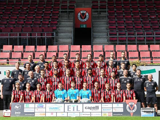 4 row Tim Kruse Ben Srenk Florian Heister Ilhan Altuntas Niklas May David Philipp Luca De Meester David Philipp Dr Max Wittenberg Florian Braband 3 row Dr Eduard Gohr Markus Lützler Claudia Stier Simon Stehle Benjamin Hemcke Kevin Lankford Seokju Hong Ben Klefisch Daniel Buballa Marcel Risse Marian Wilhelm 2 row Prof Dr med Marc Horlitz Dieter Schick Thomas Gürtler David Kubatta Jamil Siebert Christoph Greger Moritz Fritz Andrà Becker Lars Dietz Patrick Koronkiewicz Georg Koch Markus Brzenska Olaf Janßen 1 row Ben Hompesch Patrick Sontheimer Youssef Amyn Simon Handle Elias Bördner Ben Voll Kevin Rauhut Jeremias Lorch Luca Marseiler Federico Palacios Florian Engelhardt Missing Dr Achim Münster, Dr Helmut Pottkämper Viktoria Koeln , 3 Bundesliga, Football, Portrait date 2022 23, Team photo, Season 2022 2023, 08 07 2022 Viktoria Koeln , 3 Bundesliga, Football, Portrait date 2022 2023, Team photo, Season 2022 2023, 08 07 2022 Koeln Copyright: xEibner-Pressefotox EP_THR