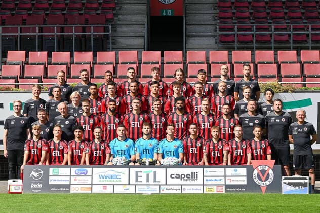 4 row Tim Kruse Ben Srenk Florian Heister Ilhan Altuntas Niklas May David Philipp Luca De Meester David Philipp Dr Max Wittenberg Florian Braband 3 row Dr Eduard Gohr Markus Lützler Claudia Stier Simon Stehle Benjamin Hemcke Kevin Lankford Seokju Hong Ben Klefisch Daniel Buballa Marcel Risse Marian Wilhelm 2 row Prof Dr med Marc Horlitz Dieter Schick Thomas Gürtler David Kubatta Jamil Siebert Christoph Greger Moritz Fritz Andrà Becker Lars Dietz Patrick Koronkiewicz Georg Koch Markus Brzenska Olaf Janßen 1 row Ben Hompesch Patrick Sontheimer Youssef Amyn Simon Handle Elias Bördner Ben Voll Kevin Rauhut Jeremias Lorch Luca Marseiler Federico Palacios Florian Engelhardt Missing Dr Achim Münster, Dr Helmut Pottkämper Viktoria Koeln , 3 Bundesliga, Football, Portrait date 2022 23, Team photo, Season 2022 2023, 08 07 2022 Viktoria Koeln , 3 Bundesliga, Football, Portrait date 2022 2023, Team photo, Season 2022 2023, 08 07 2022 Koeln Copyright: xEibner-Pressefotox EP_THR