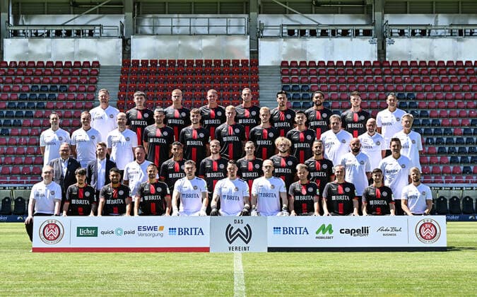 08 07 2022, xjhx, Football 3 Liga, SV Wehen Wiesbaden photo session season 2022 23 emspor, 1 row from left Head of Scouting Analysis Philipp Gründler, Dominik Prokop, Kianz Froese, Sebastian Mrowca, Arthur Lyska, Florian Stritzel, Lucas Becker, Thijmen Goppel, Emanuel Taffertshofer, Robin Heußer, Physiotherapist Robin Reitze 2 row from left Managing Director Nico Schäfer, Athletic Director Paul Fernie, Head Coach Markus Kauczinski, Amin Farouk, Johannes Wurtz, Suheyel Najar, Benedict Hollerbach, Mehmet Kurt, Co Coach Giuliano Modica, Team Physician Dr Michael Hoestermann 3 row from left Senior Athletic Trainer Alex Ryan, Assistant Athletic Trainer Wenzel Böhm, Scout Analyst Konstantin Langhammer, Sascha Mockenhaupt, Gino Fechner, Bjarke Jacobsen, Lucas Brumme, Nico Rieble, Coach Gerhard Eckel, Team Physician Dr Tammo Quitzau, Team Physician Dr Achim Bitschnau 4 Row from left Athletic Trainer Sebastian Wagener, Dominik Bauer, Florian Carstens, Max Reinthaler, Gustaf Nilsson, Ahmet Gürleyen, Brooklyn Ezeh, Dennis Kempe, Goalkeeper Coach Marjan Petkovic Missing