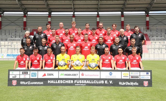 Teampraesentation Hall 08 07 2022 Hallescher FC 3 league, portrait date 2022 2023, team photo , back row from left Tunay Deniz, Jannes Vollert, Seymour Fünger Fuenger, Andor Bolyki, Jonas Nietfeld, Elias Löder Loeder, Tom Bierschenk , 3 row f l n r Technical assistant Sandra Schultze, team manager Mario Nickeleit, Leon Damer, Niklas Kreuzer, Sebastian Müller Mueller, Aaron Herzog, Tom Zimmerschied , team doctor Thomas Bartels, team doctor Kenny Haase , 2 row f l n r coach Andre Meyer, co-trainer Max Bergmann, goalkeeper coach Marian Unger, Louis Samson, Sören Reddemann, athletic trainer Ken Kaiser, physiotherapist Walter Moissejenko, physiotherapist Denis Hasenbek , front row f l n r Nico Hug, Lucas Halangk, Niklas Landgraf, goalkeeper Felix Gebhardt, goalkeeper Daniel Mesenhöler Mesenhoeler, goalkeeper Luca Brendel, Toni Lindenhahn, Timur Gayret, Timm Koch , Hall, 08 07 2022, Leuna Chemie Stadium, Football ,
