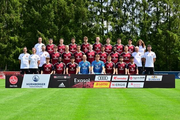 06 07 2022 1 FC Nürnberg FCN Club U23 Regionalliga Saison 2022 2023 Fototermin Mannschaft Team Kader Teamfoto Mannschaftsfoto Teambild Totale Vorstellung Präsentation Pressetermin first row from front from left Niklas Jahn , Eliot Muteba , Seyhan Yigit , Felix Kielkopf , Nikolai Kemlein , Jannik Hofmann , Ewert Yokana Baram , Nathaniel Brown middle row from left Christian Fiel Trainer Jörg Stöckert Athletiktrainer Christian Krüger Torwarttrainer Moritz Gundelach , Louis Breunig , Nikola Komljenovic , Tim Sausen , Jermain Nischalke , Bryang Kayo , Fabian Menig , Jakob Reitz Coach Felix Bauer Physio back row from left Vincent Novak Co Trainer , Enrique Katsianis Sanchez , Simon Joachims , Ali Loune , Leonardo Vonic , Christopher Wähling , Erik Basista , Shawn Blum , Yunsang Hong , Helena Schmitz Sports Psychologist
