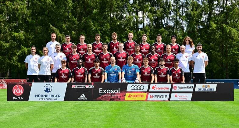 06 07 2022 1 FC Nürnberg FCN Club U23 Regionalliga Saison 2022 2023 Fototermin Mannschaft Team Kader Teamfoto Mannschaftsfoto Teambild Totale Vorstellung Präsentation Pressetermin first row from front from left Niklas Jahn , Eliot Muteba , Seyhan Yigit , Felix Kielkopf , Nikolai Kemlein , Jannik Hofmann , Ewert Yokana Baram , Nathaniel Brown middle row from left Christian Fiel Trainer Jörg Stöckert Athletiktrainer Christian Krüger Torwarttrainer Moritz Gundelach , Louis Breunig , Nikola Komljenovic , Tim Sausen , Jermain Nischalke , Bryang Kayo , Fabian Menig , Jakob Reitz Coach Felix Bauer Physio back row from left Vincent Novak Co Trainer , Enrique Katsianis Sanchez , Simon Joachims , Ali Loune , Leonardo Vonic , Christopher Wähling , Erik Basista , Shawn Blum , Yunsang Hong , Helena Schmitz Sports Psychologist