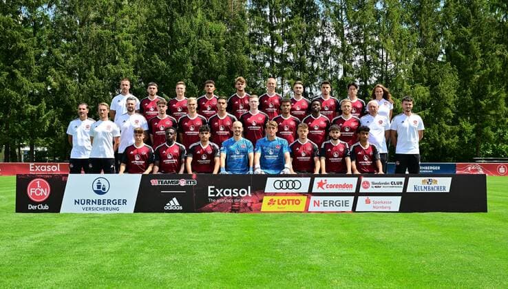06 07 2022 1 FC Nürnberg FCN Club U23 Regionalliga Saison 2022 2023 Fototermin Mannschaft Team Kader Teamfoto Mannschaftsfoto Teambild Totale Vorstellung Präsentation Pressetermin first row from front from left Niklas Jahn , Eliot Muteba , Seyhan Yigit , Felix Kielkopf , Nikolai Kemlein , Jannik Hofmann , Ewert Yokana Baram , Nathaniel Brown middle row from left Christian Fiel Trainer Jörg Stöckert Athletiktrainer Christian Krüger Torwarttrainer Moritz Gundelach , Louis Breunig , Nikola Komljenovic , Tim Sausen , Jermain Nischalke , Bryang Kayo , Fabian Menig , Jakob Reitz Coach Felix Bauer Physio back row from left Vincent Novak Co Trainer , Enrique Katsianis Sanchez , Simon Joachims , Ali Loune , Leonardo Vonic , Christopher Wähling , Erik Basista , Shawn Blum , Yunsang Hong , Helena Schmitz Sports Psychologist