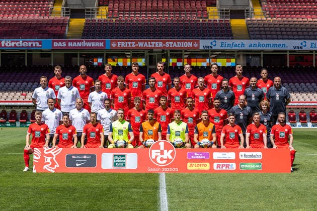 Back row v l Daniel Hanslik 1 FC Kaiserslautern , Terrence Boyd 1 FC Kaiserslautern , Kevin Kraus 1 FC Kaiserslautern , Maximilian Hippe 1 FC Kaiserslautern , Julian Niehues 1 FC Kaiserslautern , Boris Tomiak 1 FC Kaiserslautern , Lex Tyger Lobinger 1 FC Kaiserslautern , Lars Buenning 1 FC Kaiserslautern , Mike Wunderlich 1 FC Kaiserslautern , middle row v l Oliver Schaefer Co Trainer , Andreas Clauss Goalkeeper Coach 1 FC Kaiserslautern , Fabian Kobel Rehab Coach , Philipp Hercher 1 FC Kaiserslautern , Muhammed Kiprit 1 FC Kaiserslautern , Erik Durm 1 FC Kaiserslautern ,Ben Zolinski 1 FC Kaiserslautern , Ricardo Bernardy Physiotherapist , Frang Sänger Physiotherapist , Norman Schild Physiotherapist , second row from bottom Dirk Schuster Coach 1 FC Kaiserslautern , Sascha Franz Co Trainer 1 FC Kaiserslautern , Niklas Martin Co Trainer 1 FC Kaiserslautern , Neal Gibs 1 FC Kaiserslautern , Anas Bakhat 1 FC Kaiserslautern , Kenny Prince Redondo 1 FC Kaiserslautern , Hikmet Ciftci 1 FC Kaiserslautern , Peter Miethe Supervisor , Dr CLAUDIA THALER Team Doctor , front row from l Jean Zimmer 1 FC Kaiserslautern , Nicolas Sessa 1 FC Kaiserslautern , Hendrik Zuck 1 FC Kaiserslautern , Julian Krahl 1 FC Kaiserslautern , Avdo Spahic 1 FC Kaiserslautern , Andreas Luthe 1 FC Kaiserslautern , Jonas Weyand 1 FC Kaiserslautern , Dominik Schad 1 FC Kaiserslautern , Marlon Ritter 1 FC Kaiserslautern , Marius Kleinsorge 1 FC Kaiserslautern , Media day, 1 FC Kaiserslautern, 2 Bundesliga, Football, 12 07 2022 Media day, 1 FC Kaiserslautern, 2 Bundesliga, Football, 12 07 2022 Copyright: xEibner-Pressefoto AlexanderxNeisx